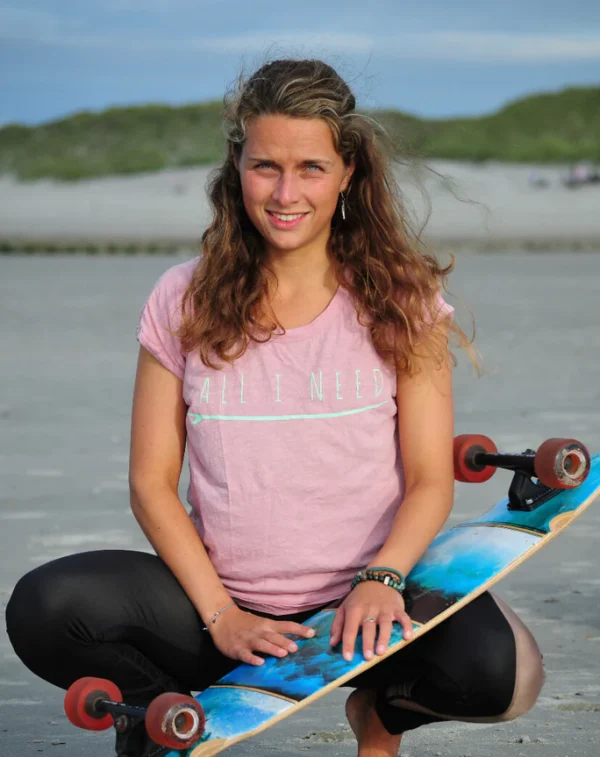 One Wave Shirt - Beach Tee Flamingo, am Strand mit Skateboard. Lässig geschnittenes Damen T-Shirt aus 100% Bio-Baumwolle.