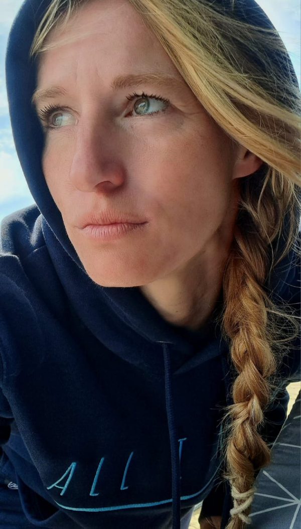 One Wave Hoodie - ALL I NEED Navy Blue, klassisch geschnittener Hoodie aus Biobaumwolle und recycelten Polyester. All I Need Stick auf der Brust.