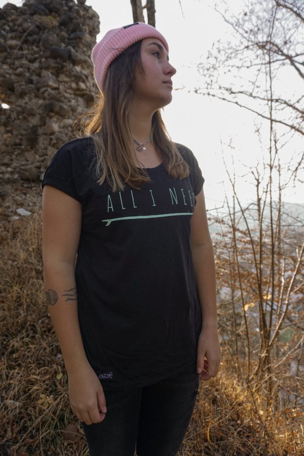 One Wave Shirt - Beach Tee Midnight Black, im Wald. Lässig geschnittenes Damen T-Shirt aus 100% Bio-Baumwolle.