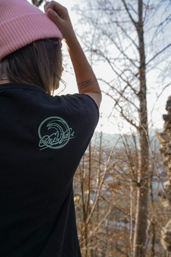 One Wave Shirt - Beach Tee Midnight Black, im Wald. Lässig geschnittenes Damen T-Shirt aus 100% Bio-Baumwolle.