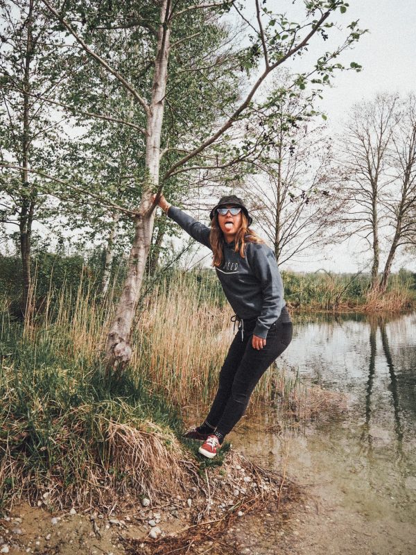 One Wave Hoodie - India Ink Crop Shark Grey, lässig geschnittener Damen Hoodie aus 85% Bio-Baumwolle und 15% recycelten Polyester.