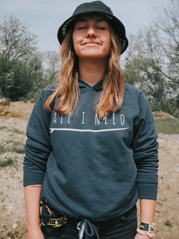 One Wave Hoodie - India Ink Crop Shark Grey, lässig geschnittener Damen Hoodie aus 85% Bio-Baumwolle und 15% recycelten Polyester.