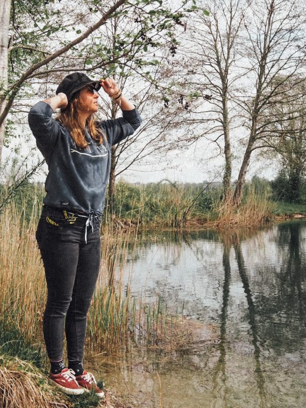 One Wave Hoodie - India Ink Crop Shark Grey, lässig geschnittener Damen Hoodie aus 85% Bio-Baumwolle und 15% recycelten Polyester.