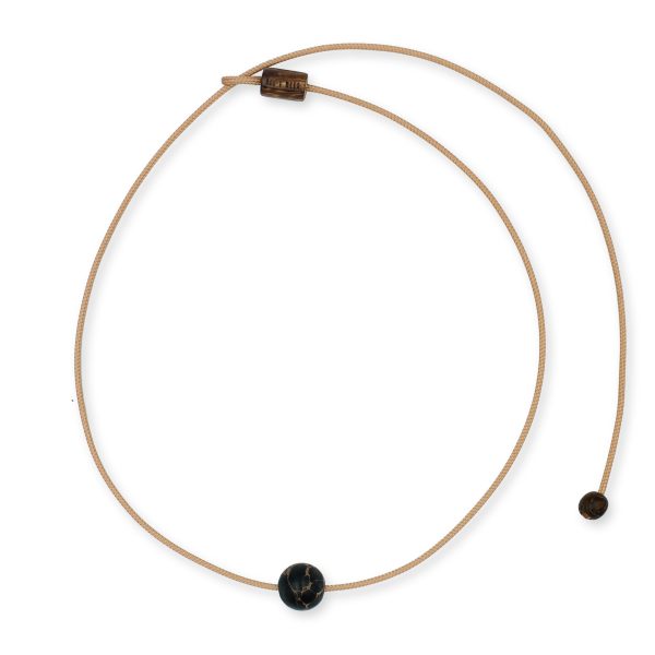 One Wave Halskette Black Pearl. Handgefertigte Halskette mit Naturstein aus Jaspis
