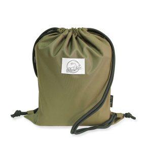 One Wave Rucksack - Beach Bag Khaki, recycelter Rucksack aus Polyester. Sport- Rucksack mit großer Zip- Seitentasche.