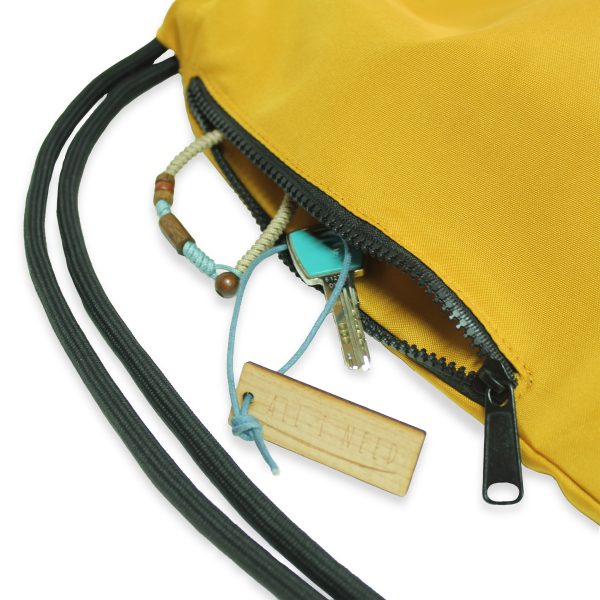 One Wave Rucksack - Beach Bag Mustard, recycelter Rucksack aus Polyester. Sport- Rucksack mit großer Zip- Seitentasche.