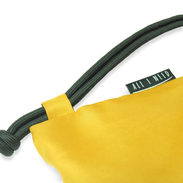 One Wave Rucksack - Beach Bag Mustard, recycelter Rucksack aus Polyester. Sport- Rucksack mit großer Zip- Seitentasche.