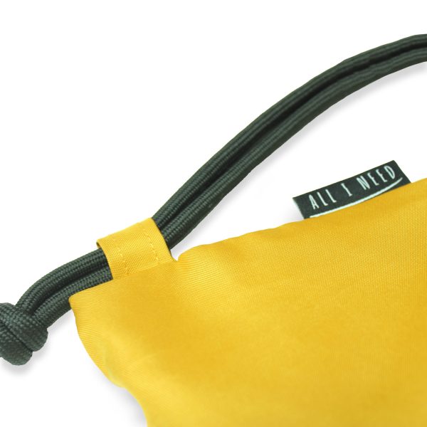 One Wave Rucksack - Beach Bag Mustard, recycelter Rucksack aus Polyester. Sport- Rucksack mit großer Zip- Seitentasche.