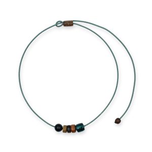 One Wave Halskette Black Blue Beach. Handgefertigte Halskette mit Natursteinen und Holz aus Blaues Tiegerauge, Goldregen-, Thindalo- und Tiger-Eben-Holz