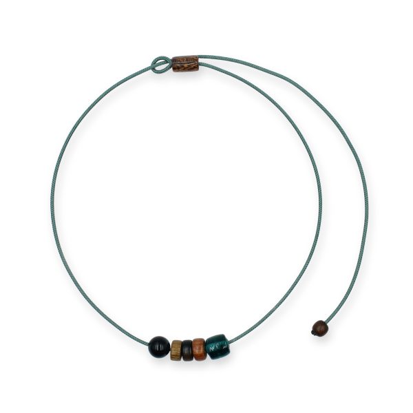 One Wave Halskette Black Blue Beach. Handgefertigte Halskette mit Natursteinen und Holz aus Blaues Tiegerauge, Goldregen-, Thindalo- und Tiger-Eben-Holz