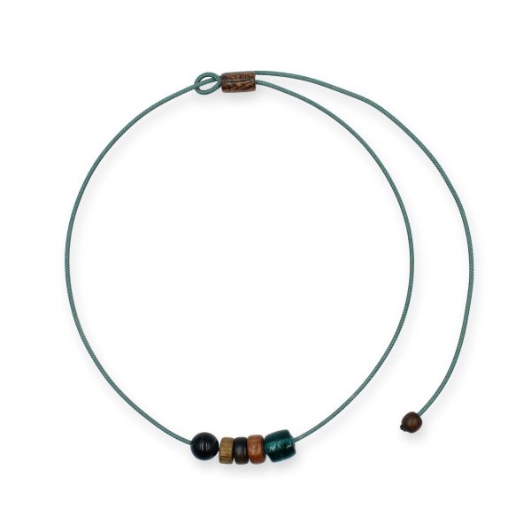 One Wave Halskette Black Blue Beach. Handgefertigte Halskette mit Natursteinen und Holz aus Blaues Tiegerauge, Goldregen-, Thindalo- und Tiger-Eben-Holz