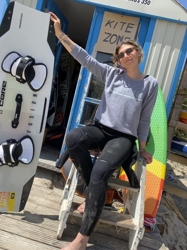 One Wave Sweatshirt - Beach Surfer Shark Grey, fair produziertes Damen Sweatshirt aus 85% Bio-Baumwolle und 15% recycelten Polyester. Organic Cotton