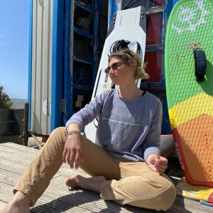 One Wave Sweatshirt - Beach Surfer Shark Grey, fair produziertes Damen Sweatshirt aus 85% Bio-Baumwolle und 15% recycelten Polyester. Organic Cotton