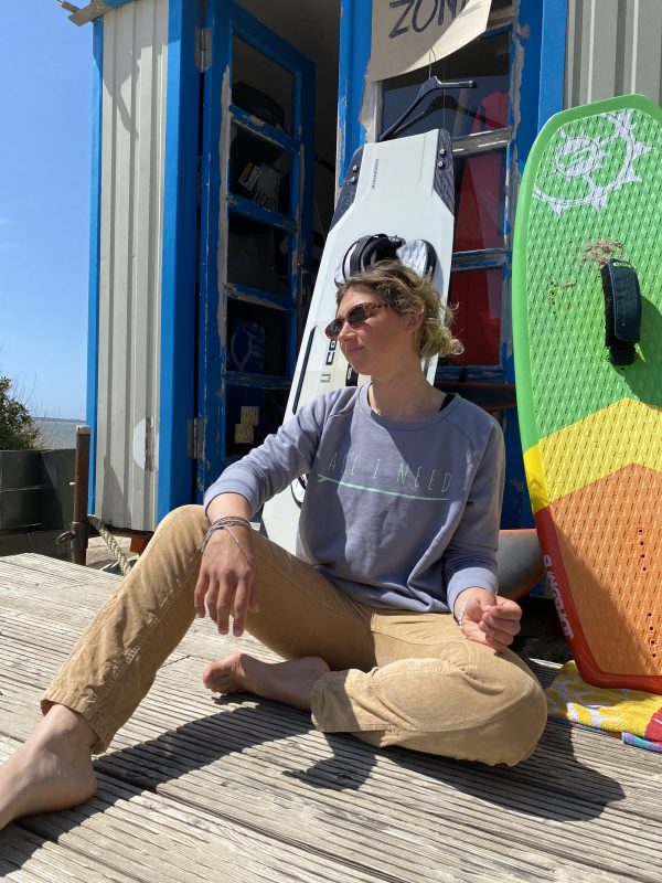 One Wave Sweatshirt - Beach Surfer Shark Grey, fair produziertes Damen Sweatshirt aus 85% Bio-Baumwolle und 15% recycelten Polyester. Organic Cotton