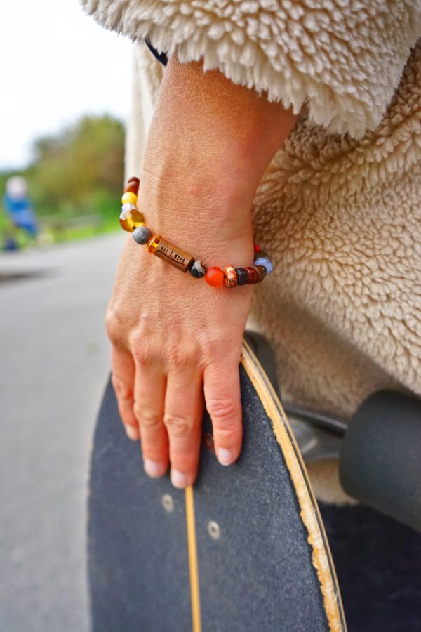 One Wave Pearls - Wild & Crazy Sundowner, Armband am Handgelenk mit Natursteinen, Glas und Muscheln. Handgefertigtes Armband.